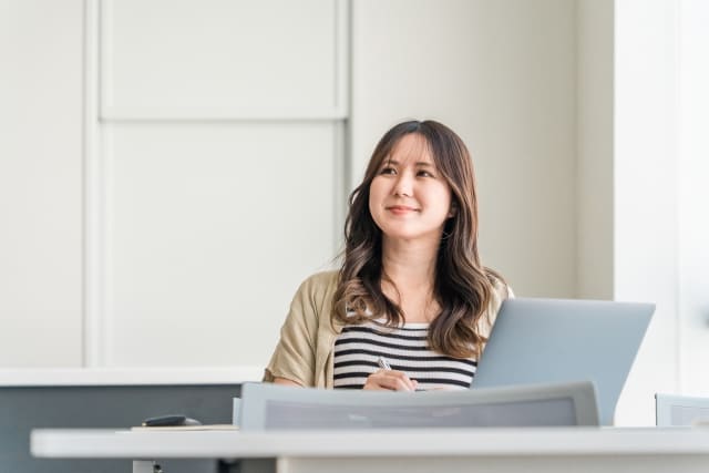 ネイルスクールの授業を受ける女性