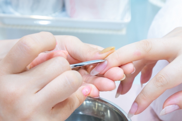 ネイルの施術をする女性の手元