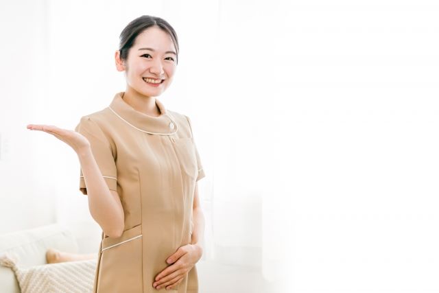 笑顔の女性ネイリスト