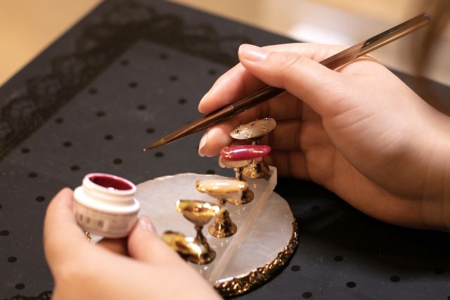 ネイルチップを作成する女性の手元