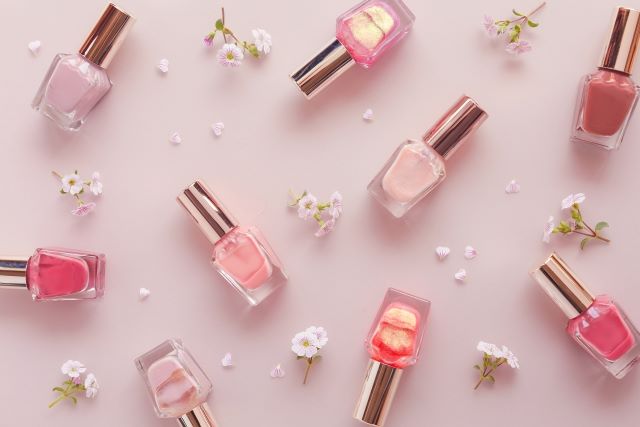 ピンクの複数のマニュキア