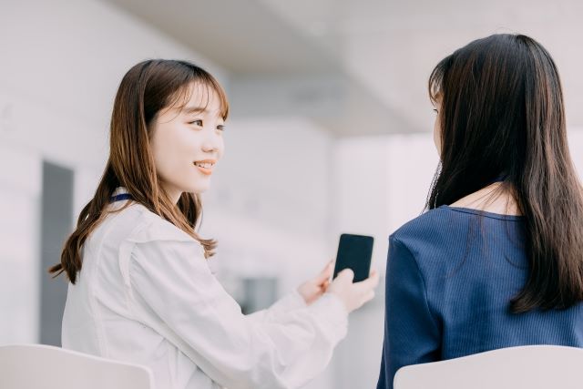 話し合う女性2人