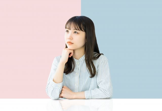 副業ネイリストについて考える女性