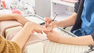 施術をするネイリストとお客様